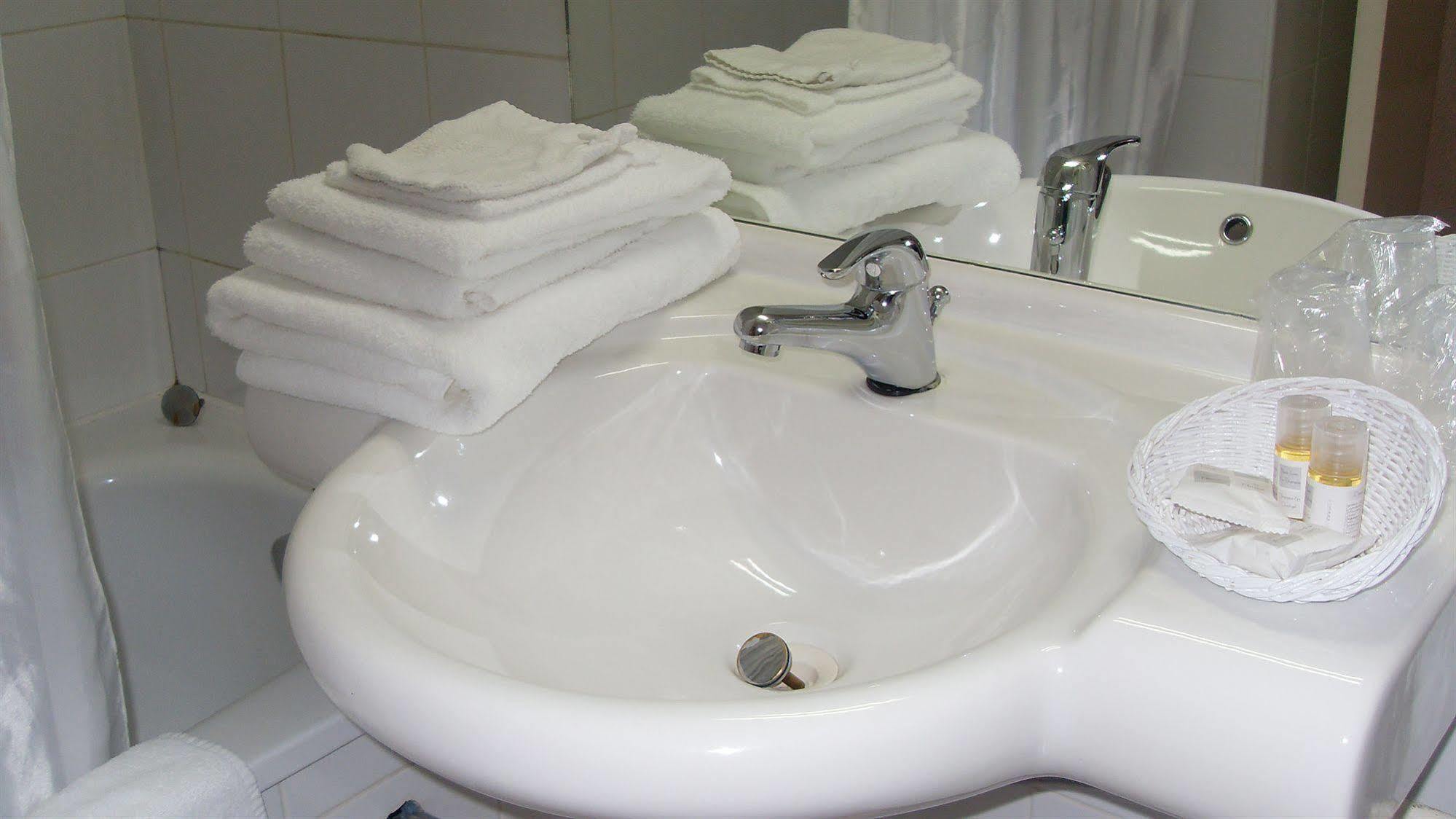 Brit Hotel Landivisiau Kültér fotó